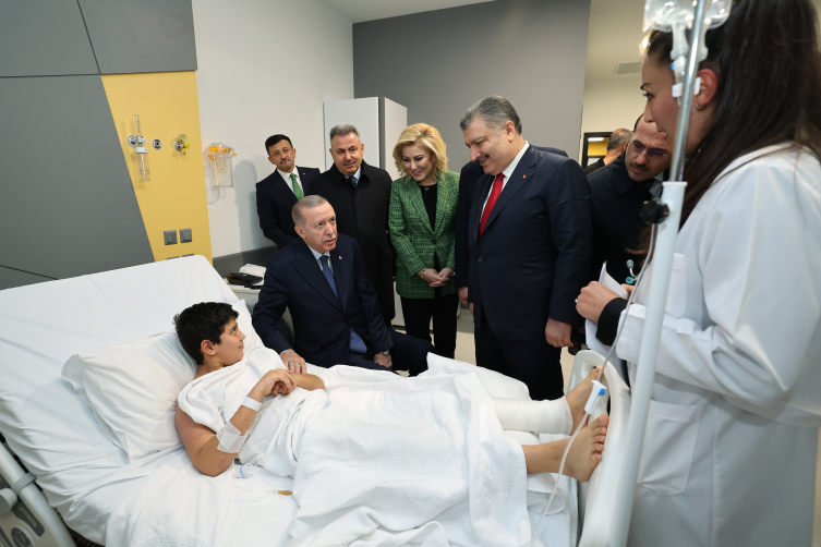 Cumhurbaşkanı Erdoğan, İzmir'de tedavi gören çocukları ziyaret etti