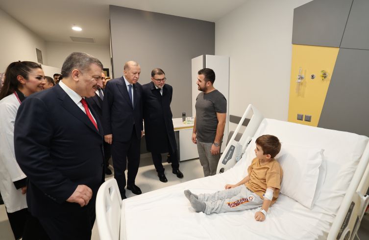 Cumhurbaşkanı Erdoğan, İzmir'de tedavi gören çocukları ziyaret etti