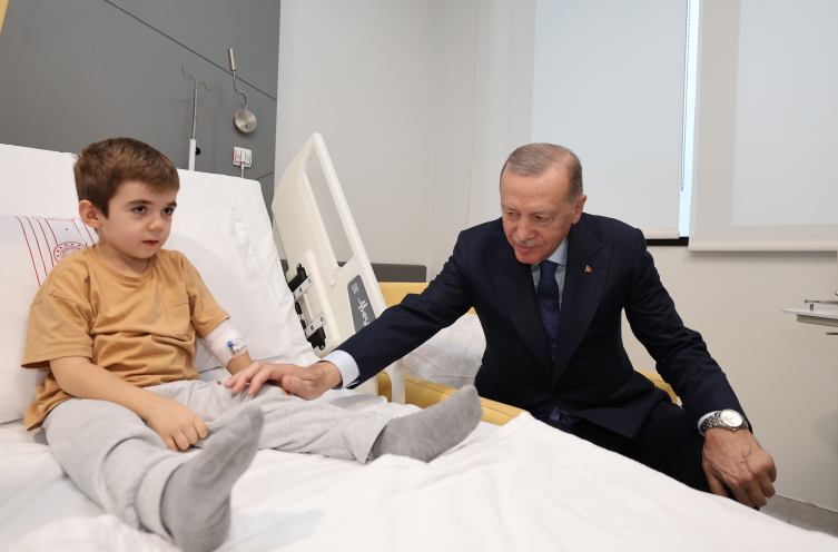 Cumhurbaşkanı Erdoğan, İzmir'de tedavi gören çocukları ziyaret etti
