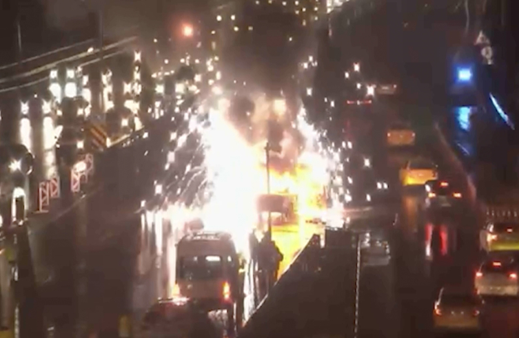 15 Temmuz Şehitler Köprüsü'nde otomobil alev alev yandı