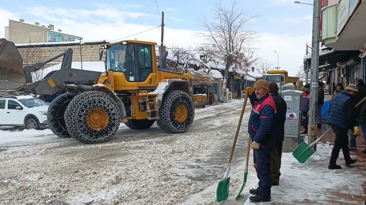 Kars'ta biriken karlar kamyonlarla şehir dışına götürüldü