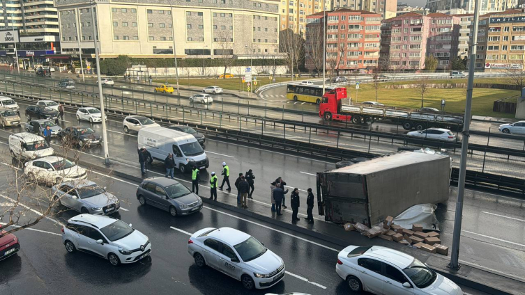 D-100 Kara Yolu'nda kamyon devrildi: 1 yaralı