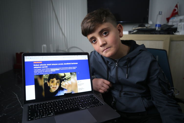 Enkazda simit isteyen çocuk kendisini kurtaran ekibe minnettar