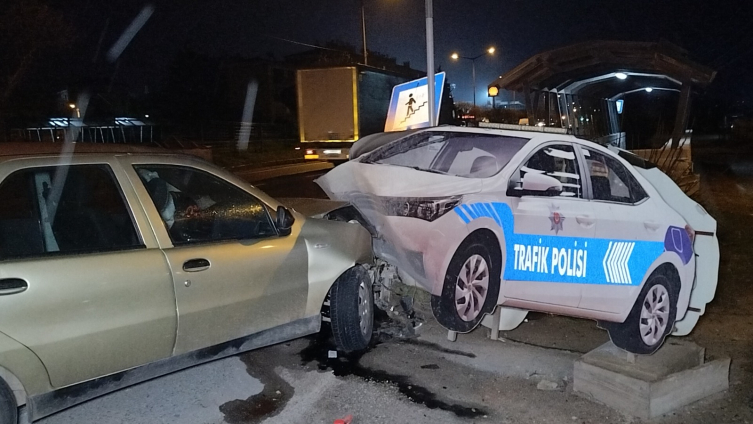 Bursa'da polis aracı maketine çarpan otomobildeki 2 kişi yaralandı