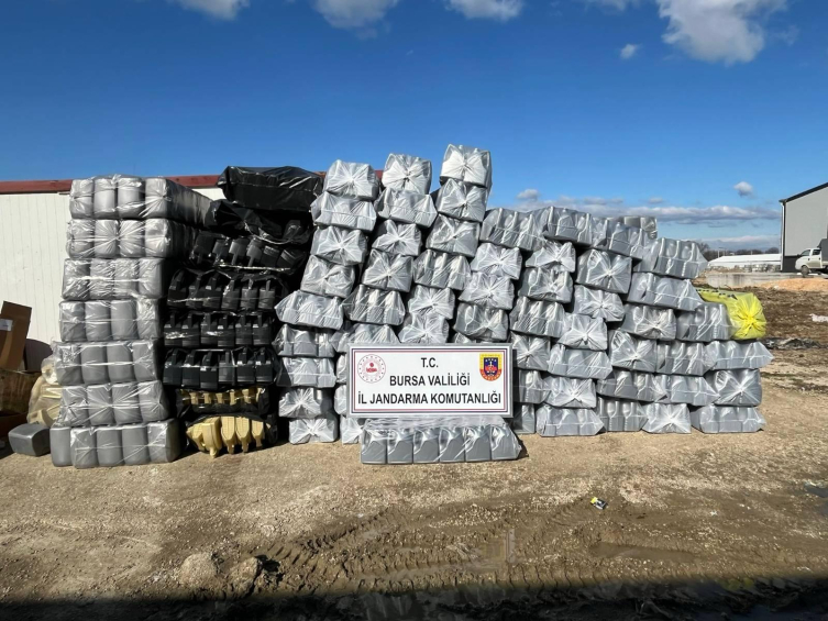 Bursa'da 35 bin litre kaçak madeni yağ ele geçirildi