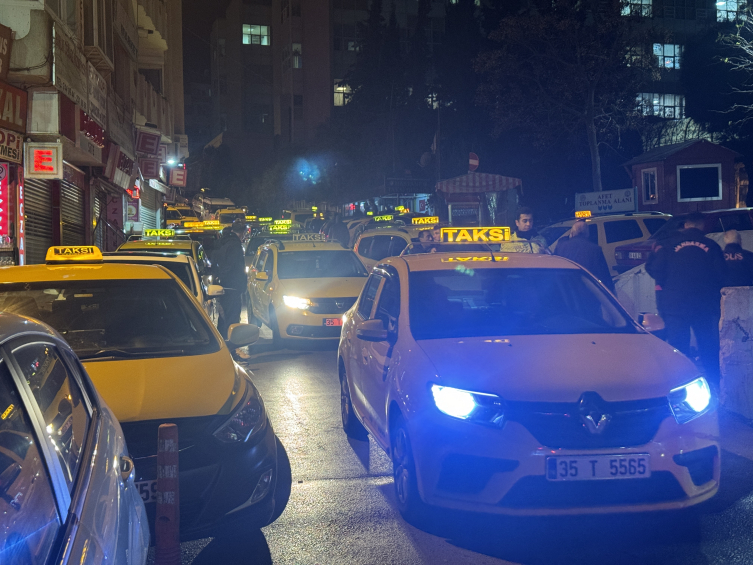 İzmir'de taksiciler öldürülen meslektaşları için konvoy oluşturdu