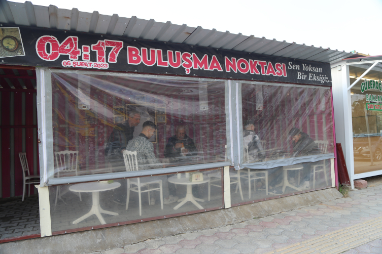 Depremin acısı Hatay esnafının tabelasında