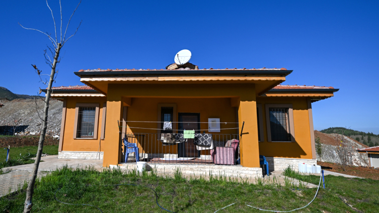 Köy evlerine kavuşan afetzedeler kendilerini güvende hissediyor