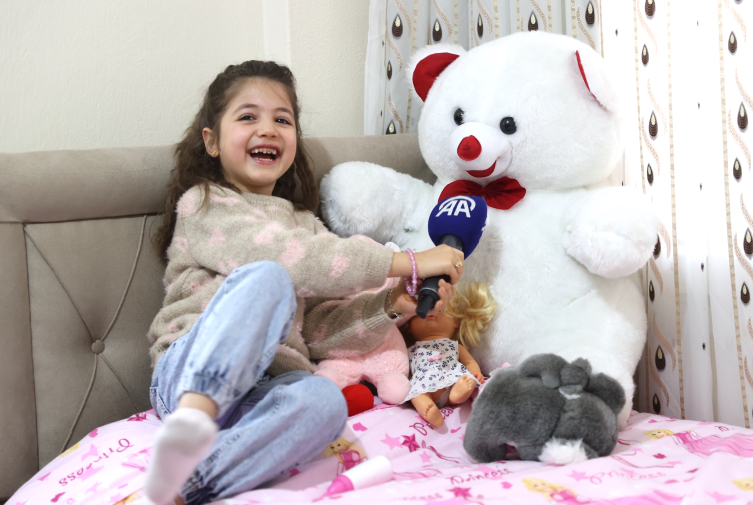 Enkazda annesinin kucağında 72 saat kalan Hazal, öğretmen olmak istiyor