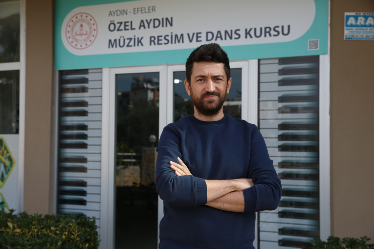 Depremden geriye kalan gitarını yanından ayırmıyor