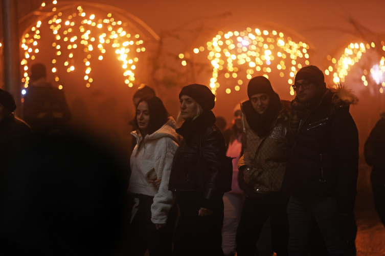 Depremzedeler "Asrın Felaketi"nin yıl dönümünde geceyi sokaklarda geçiriyor