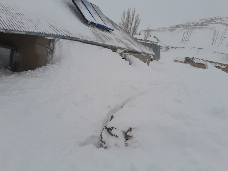 Van, Bitlis ve Muş'ta 403 yerleşim birimine ulaşım sağlanamıyor