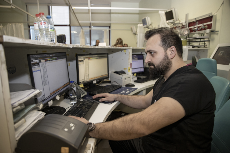 Depremde oğlunu kurtaramayan sağlıkçı başkalarının yarasına merhem oldu