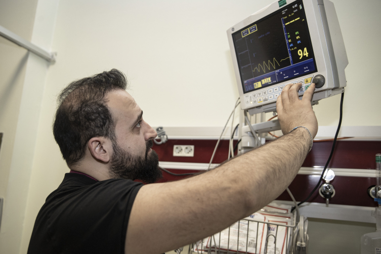 Depremde oğlunu kurtaramayan sağlıkçı başkalarının yarasına merhem oldu