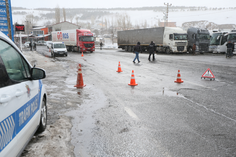 Kars-Ardahan kara yolu tipi nedeniyle ulaşıma kapatıldı