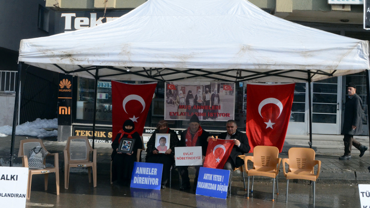 Muşlu aileler HDP önündeki eylemlerini sürdürüyor