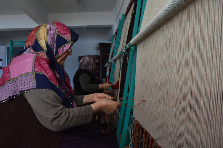 Gümüşhane'de kadınlar "Kelkit zilli kilimi" dokuyarak aile ekonomisine katkı sağlıyor