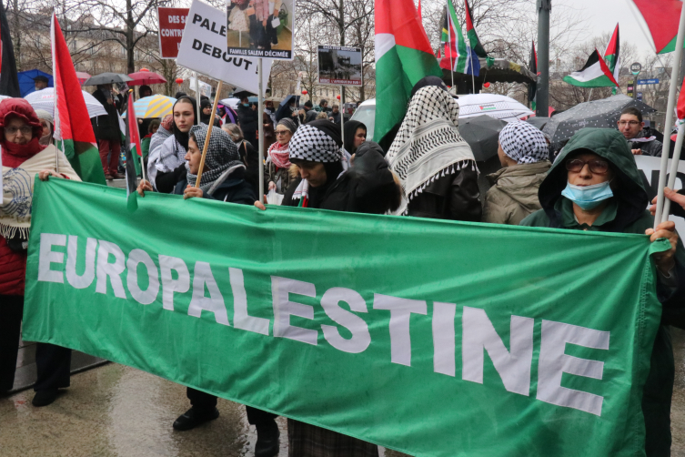 Parisliler yağmura rağmen Gazze için yürüdü