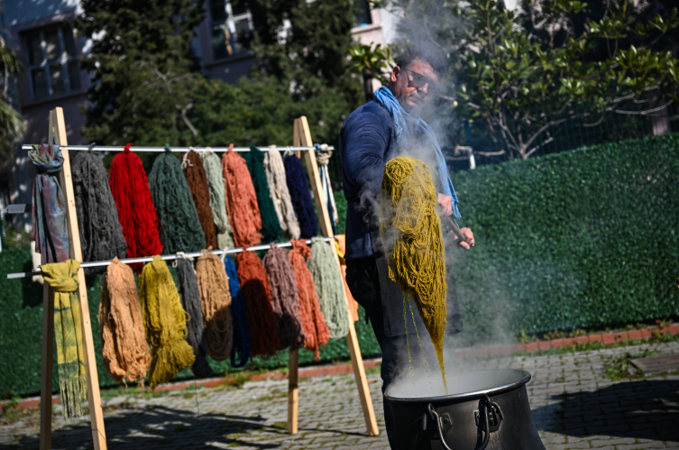 Ege'nin köklü el dokumaları kurulan merkezde yaşatılıyor