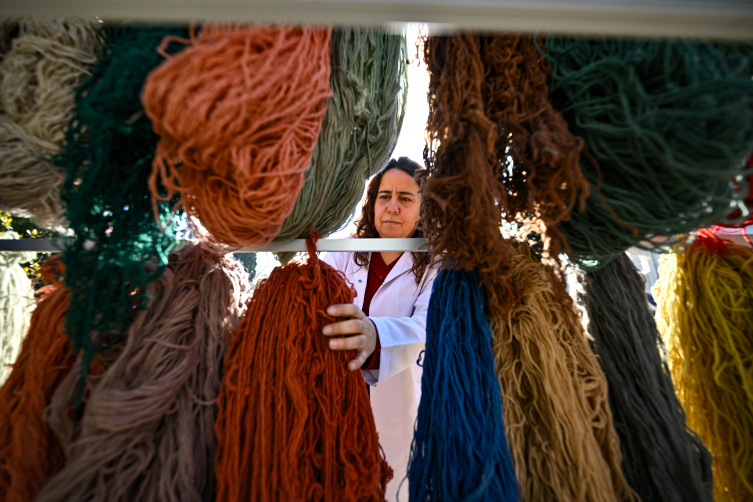 Ege'nin köklü el dokumaları kurulan merkezde yaşatılıyor