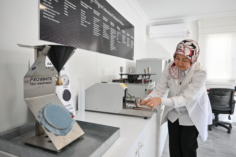 Ege'nin köklü el dokumaları kurulan merkezde yaşatılıyor