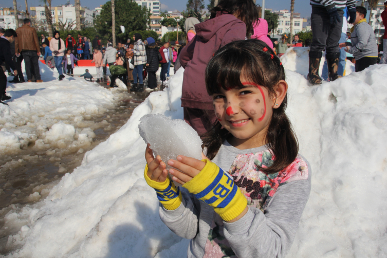Mersin sahiline kamyonlarla kar getirildi