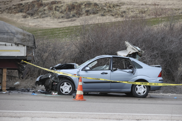 Ankara'da otomobil tıra çarptı: 2 ölü, 4 yaralı