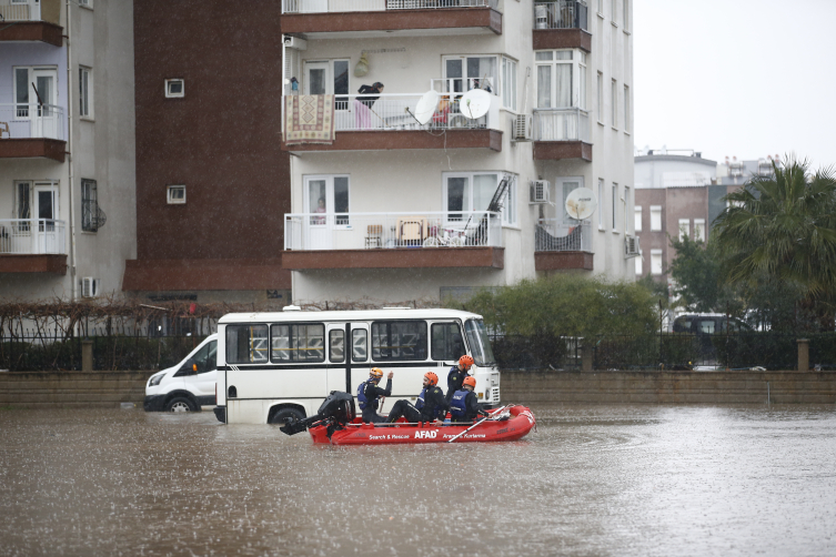 Selin vurduğu Antalya'da 989 vatandaş tahliye edildi