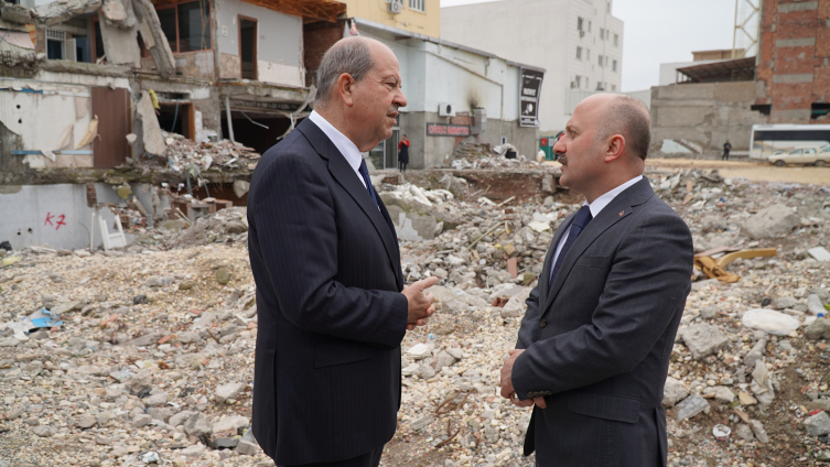KKTC Cumhurbaşkanı Tatar, İsias Otel'in enkaz alanını ziyaret etti