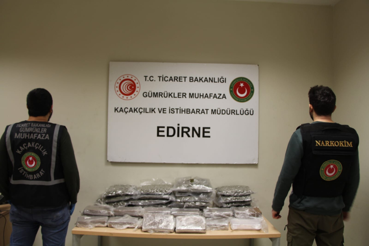 430 kilogram uyuşturucu, 13 ton kaçak çay ele geçirildi