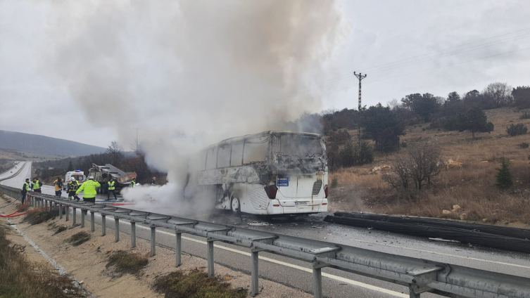 Kamyona çarpan yolcu otobüsü alev aldı: 2 ölü, 6 yaralı