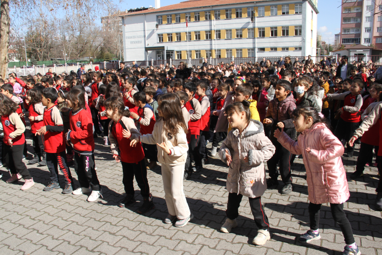 Öğrenciler müzik eşliğinde egzersiz yaparak derse başlıyor