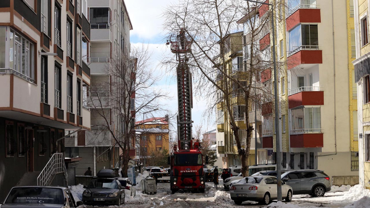 Çatılardaki buz kütleleri itfaiye ekiplerince temizleniyor