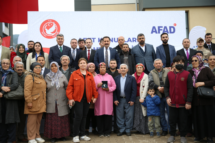 Hatay'da 256 deprem konutu hak sahiplerine teslim edildi
