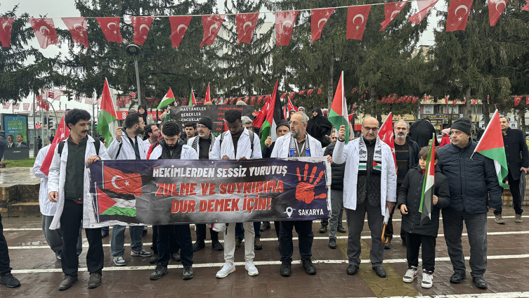 Sakarya'da sağlıkçılardan Gazze için "sessiz" yürüyüş