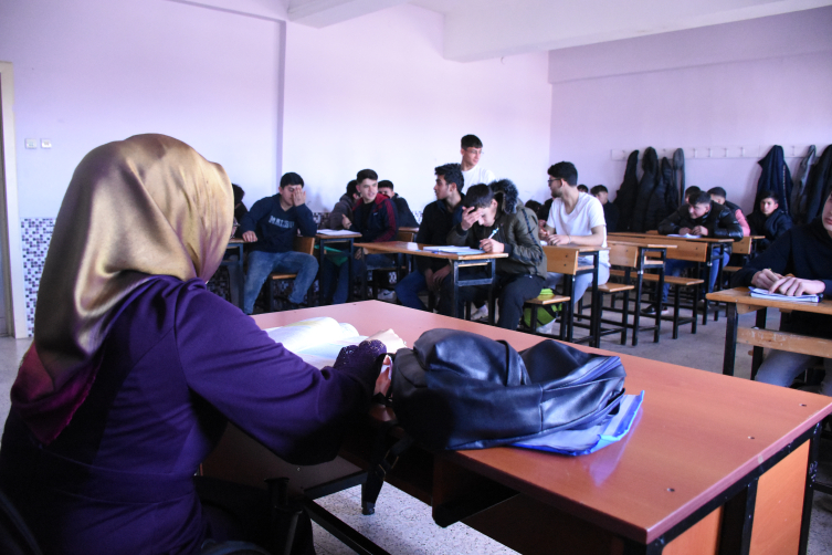 Annesinin okumas� i�in s�rt�nda ta��d��� k�z� ��retmen olmay� ba�ard�