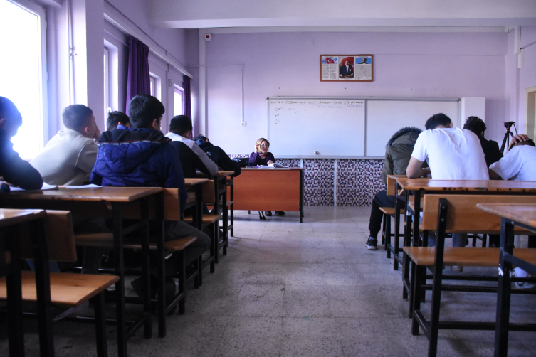 Annesinin okumas� i�in s�rt�nda ta��d��� k�z� ��retmen olmay� ba�ard�