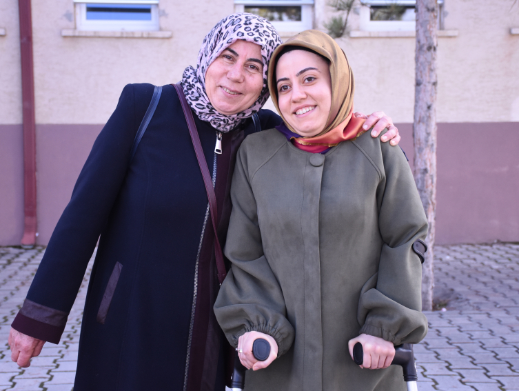 Annesinin okumas� i�in s�rt�nda ta��d��� k�z� ��retmen olmay� ba�ard�