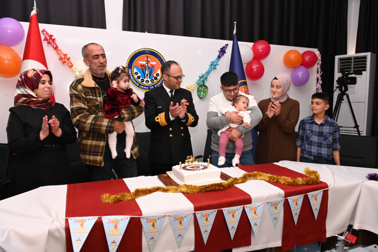 MSB, TCG Bayraktar Amfibi Gemisi'nde doğan bebeklerin doğum gününü kutladı