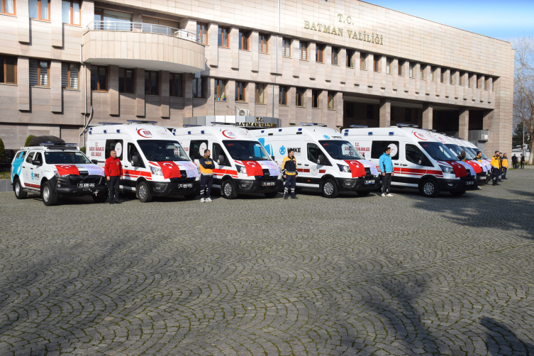 7 ambulans ve 2 UMKE aracı Batman'da hizmete alındı