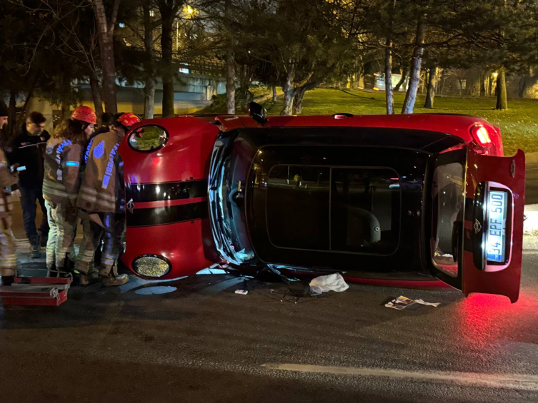 Bakırköy'de devrilen otomobilin sürücüsü yaralandı