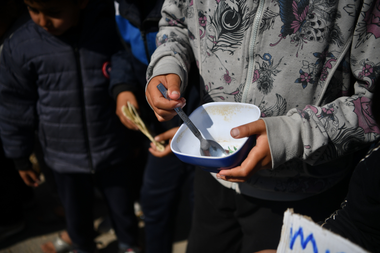 Gazze'de çocuklar yaşanan gıda kıtlığını protesto etti
