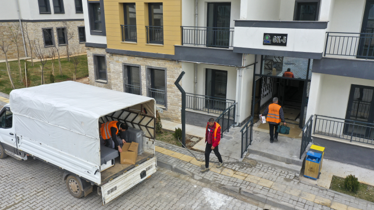 Konteynerde yaşayan depremzede aile TOKİ konutlarına yerleşmenin mutluluğunu yaşıyor