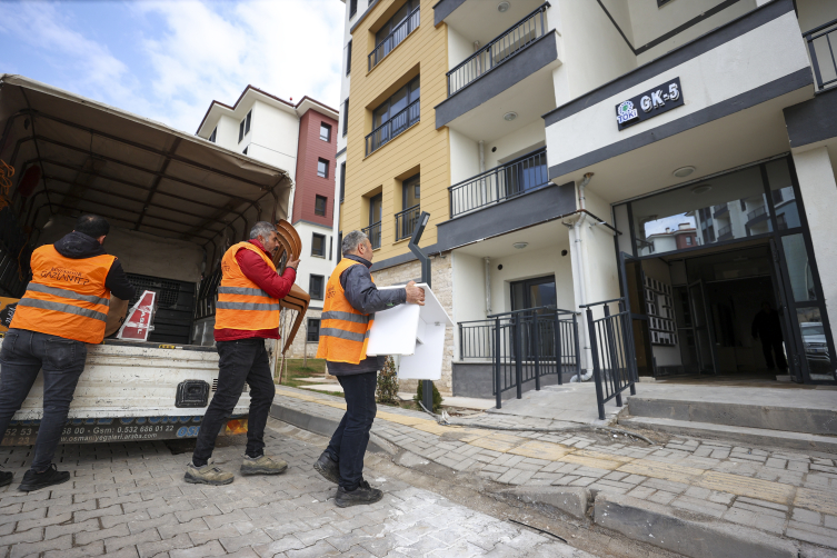 Konteynerde yaşayan depremzede aile TOKİ konutlarına yerleşmenin mutluluğunu yaşıyor