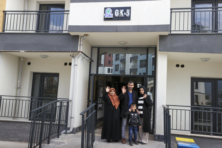 Konteynerde yaşayan depremzede aile TOKİ konutlarına yerleşmenin mutluluğunu yaşıyor