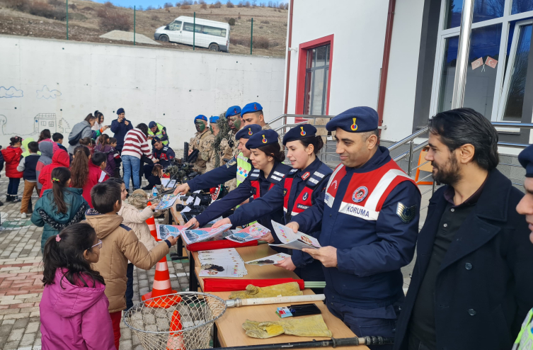 Sivas'da Jandarma ekipleri köy okullarını ziyaret etti