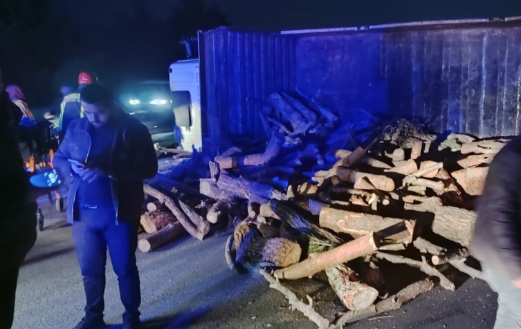 Manisa'da kamyon ile otomobilin çarpıştı: 1 ölü