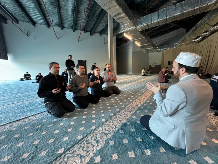 İstanbul Havalimanı'nda engellilere işaret diliyle cuma hutbesi okunuyor