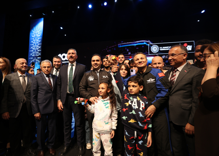 Bakan Kacır: Havacılıktaki başarımızı uzayda da elde edeceğiz