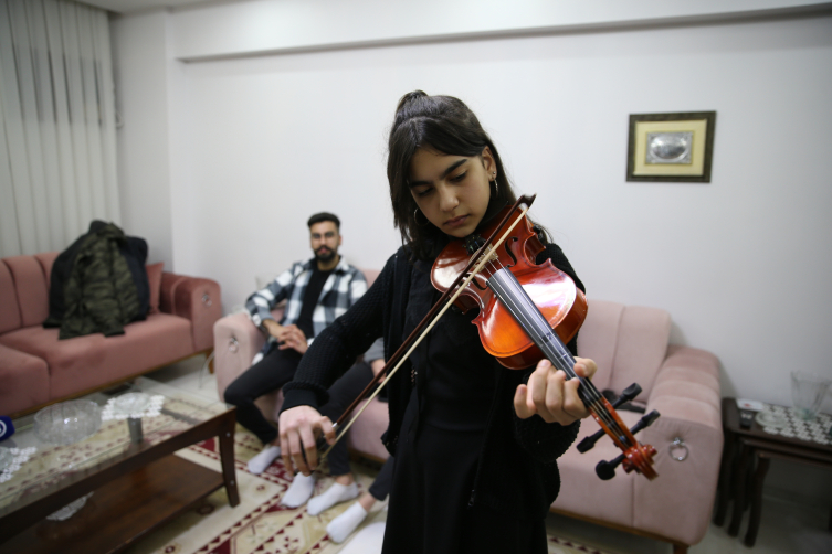 Denizlili küçük kemancı hayalini gerçekleştirdi